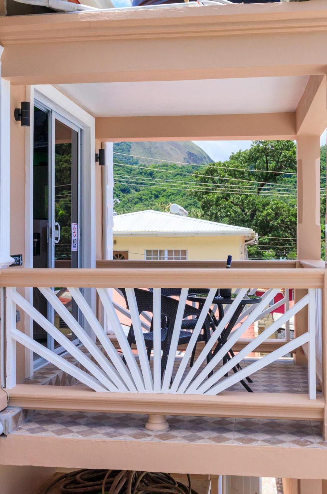 Maggie'S Inn Soufrière Exterior foto